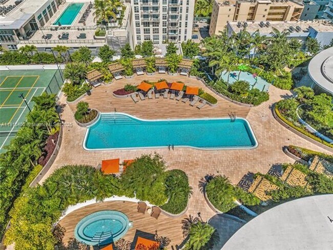 Building Photo - 700 NE 24th St