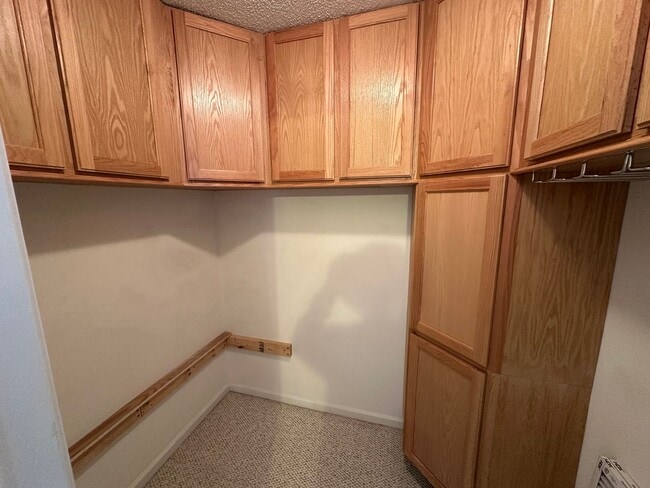 Building Photo - End Unit Townhouse for Rent