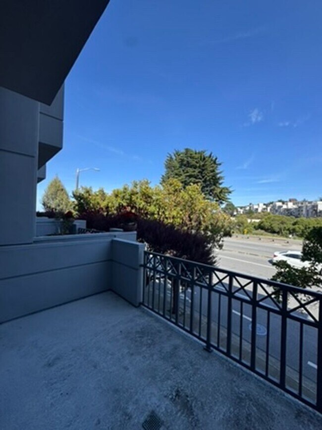Building Photo - 280 Portola Dr