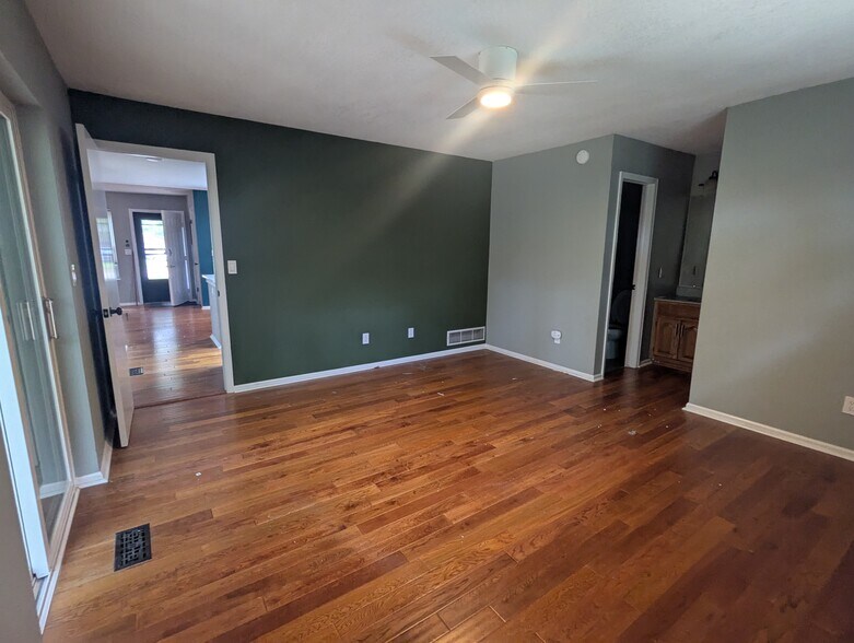 Building Photo - 6241 Willow Ln