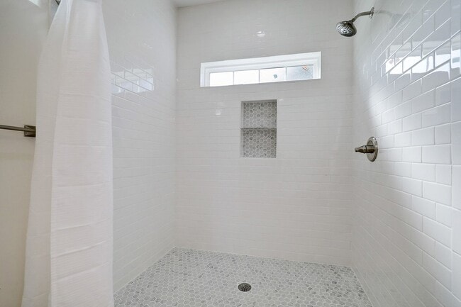 Building Photo - 1211 E 32nd St