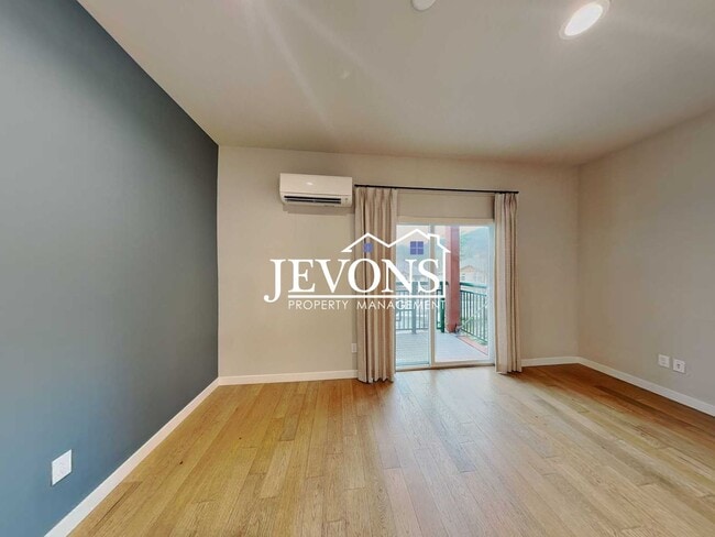 Building Photo - Coming soon! Modern Townhome Living in Prime Issaquah Location