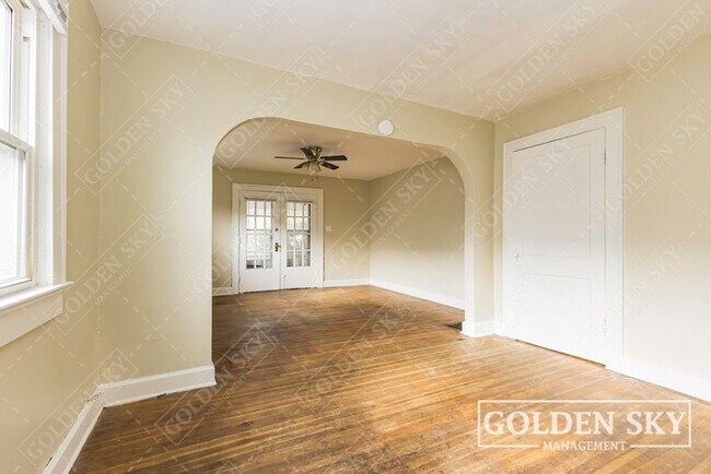 Building Photo - 2937 N Kenwood Ave