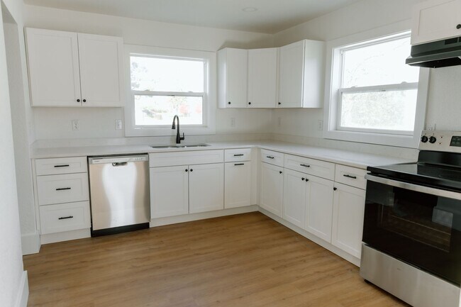 Building Photo - 114 Baker St