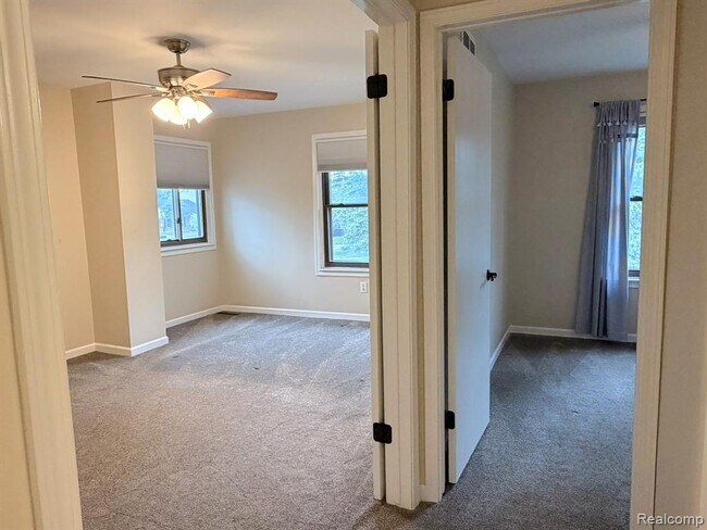 Building Photo - 41090 Southwind Dr