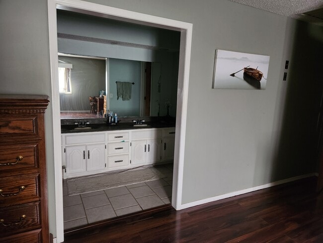 Building Photo - 1310 Knob Hill