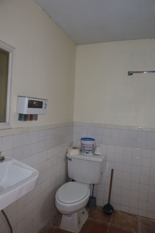 Building Photo - Hyde Park - 1 Bedroom House - Huge Yard - Real Wood Floors - Claw Foot Tub - $1495