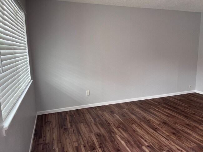 Building Photo - 401 Root Ave