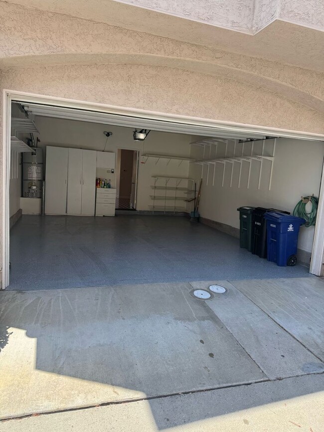 Building Photo - Spacious 3-Bedroom, 2.5-Bathroom Home