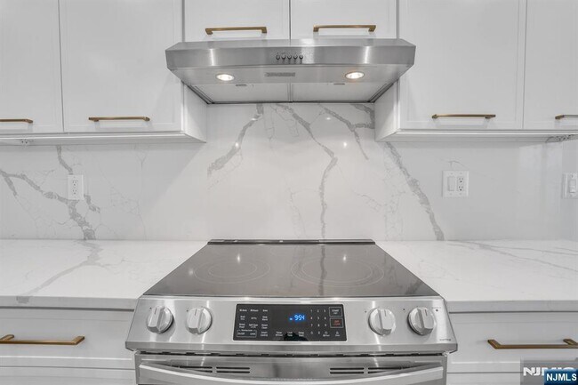 Building Photo - 1055 River 809