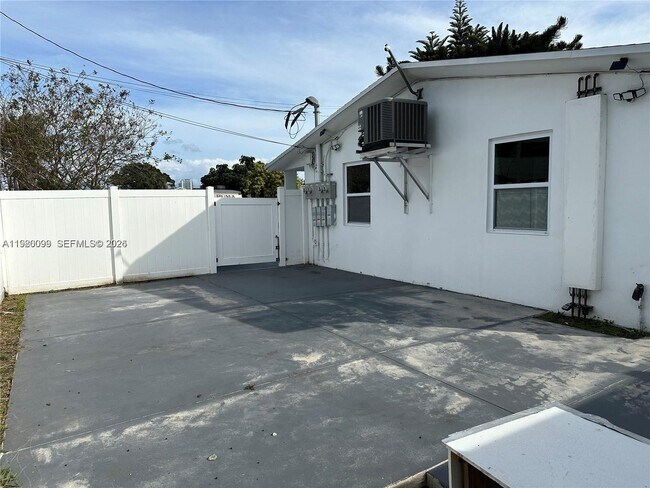 Building Photo - 514 NE 4th Ave