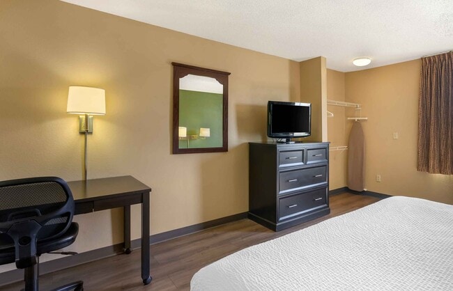 Building Photo - Furnished Studio-Los Angeles - Simi Valley