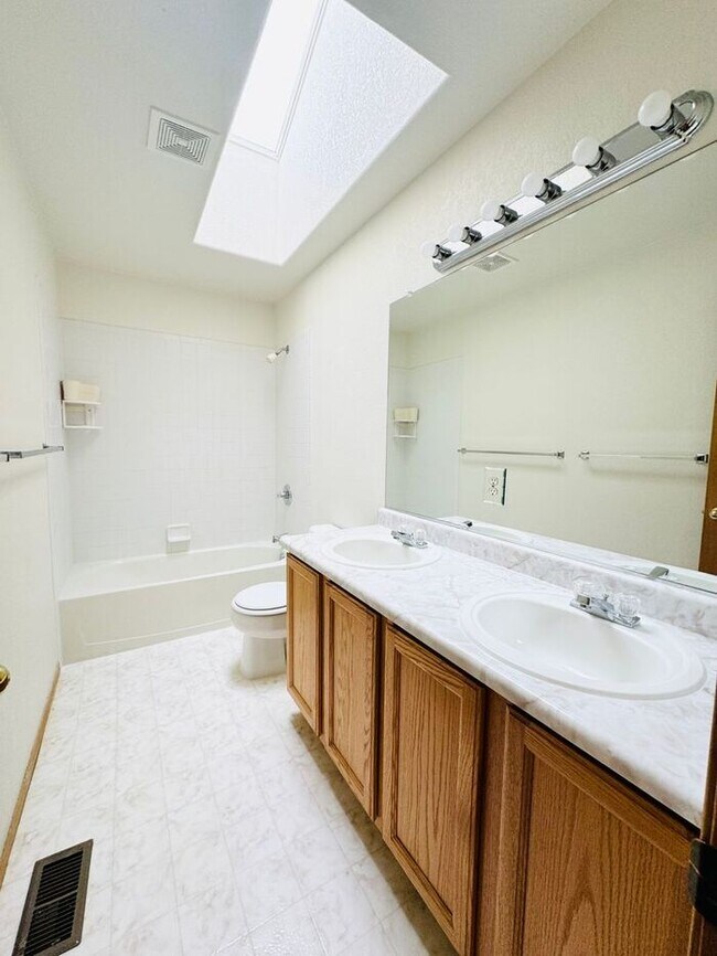 Building Photo - Gorgeous 5 Bedroom 3.5 Bath House with 3 c...