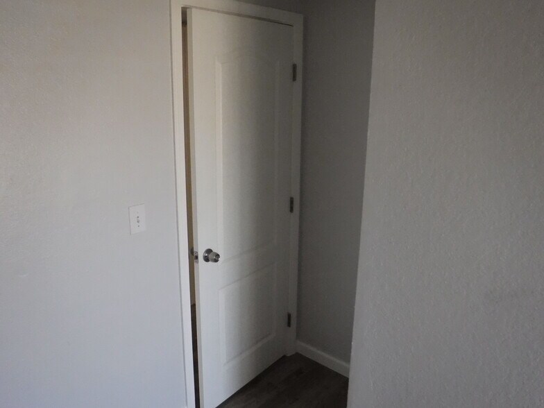 Building Photo - 712 N Santa Barbara #16