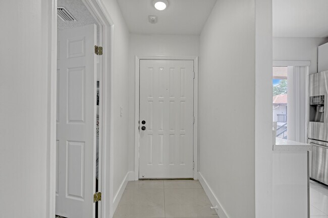 Building Photo - 300 E Club Cir