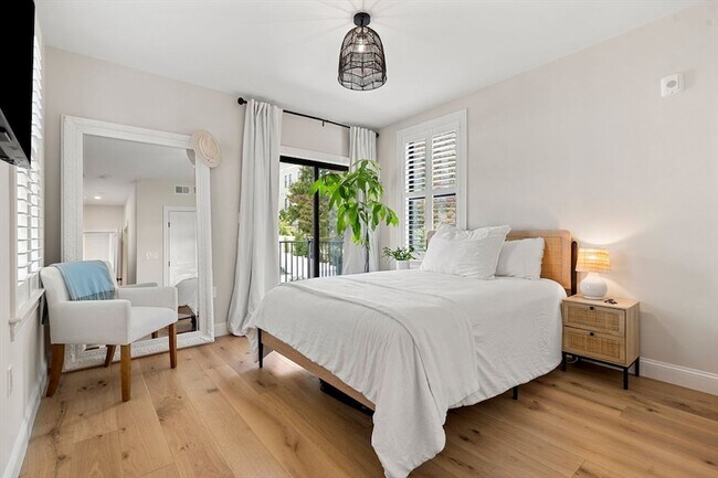 Building Photo - 722 E 5th St