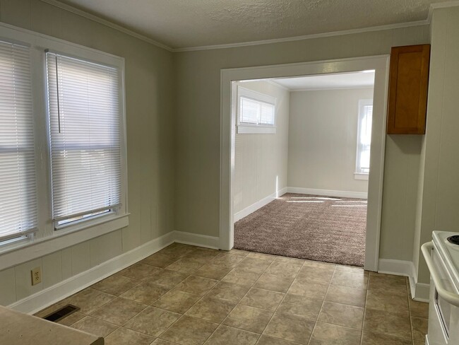 Building Photo - 1603