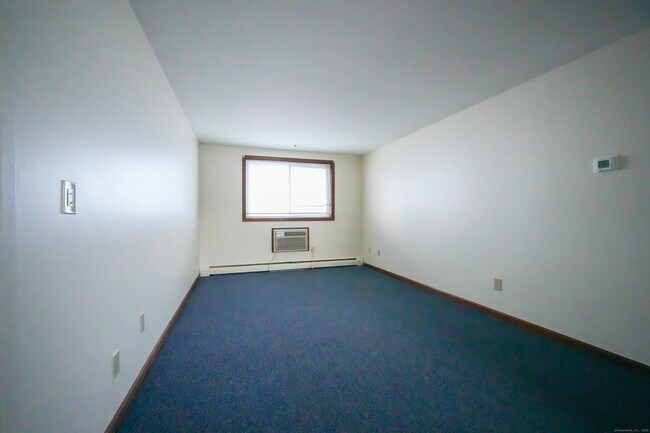 Building Photo - 4 Van Zant St