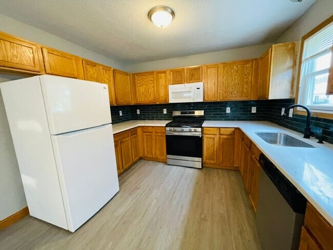 Building Photo - 8575 Fernbrook Dr