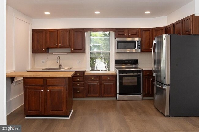 Building Photo - 2928 Lincoln Hwy E