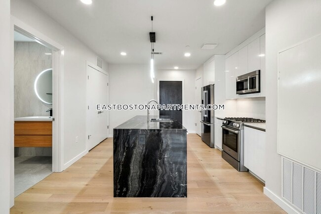 Building Photo - 194 Sumner St