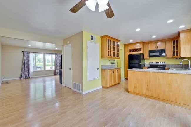Building Photo - Beautiful 4 Bed 2.5 Bath Town Home in Fremont Northgate Area !