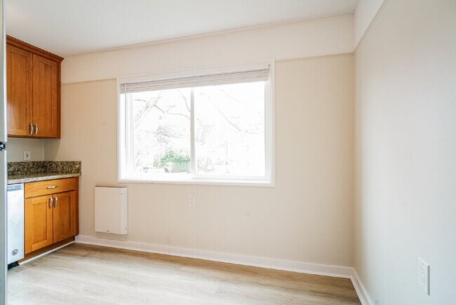 Building Photo - 131 SE 22nd Ave