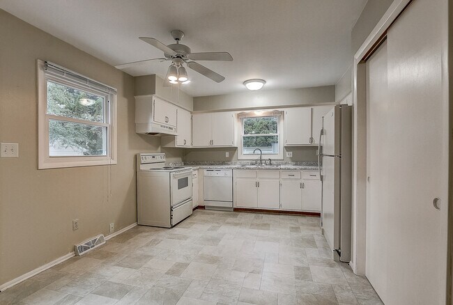 Large Eat-in Kitchen 6825 - 6825 S Juniper Dr