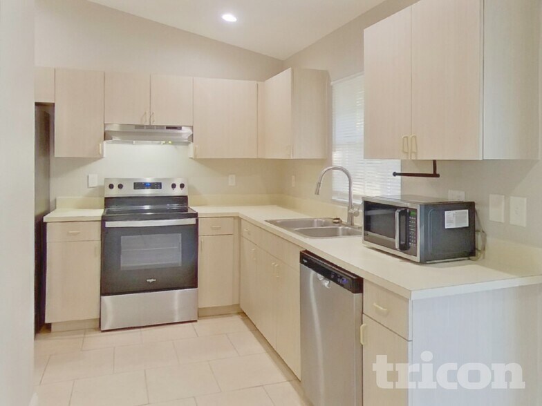 Building Photo - 2527 Orange Ave