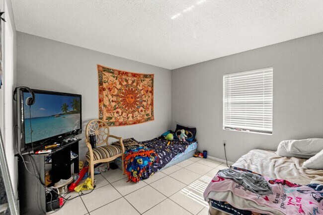 Building Photo - 7124 Barclay Ave