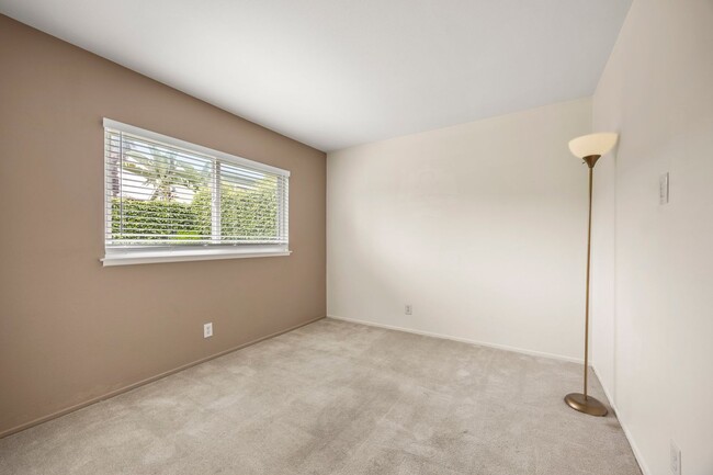 Building Photo - 3-Bed, 2-Bath Single-Family Residence With...