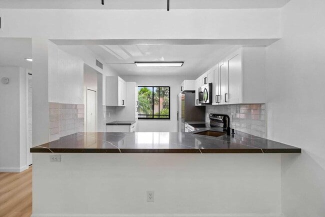 Building Photo - 341 Lakeview Dr
