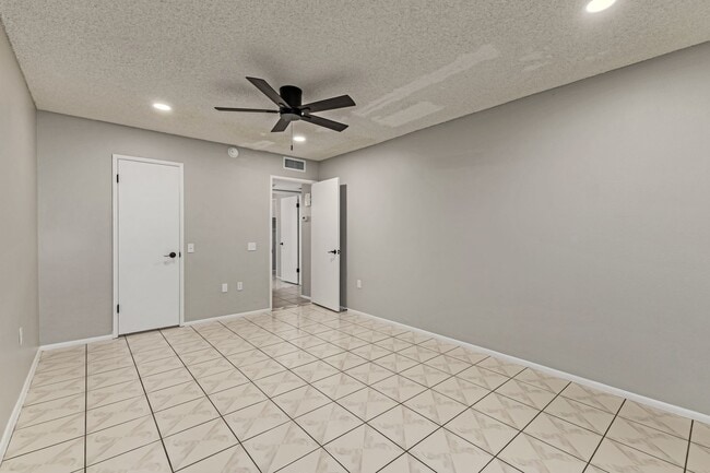 Building Photo - Updated condo in Sun City!