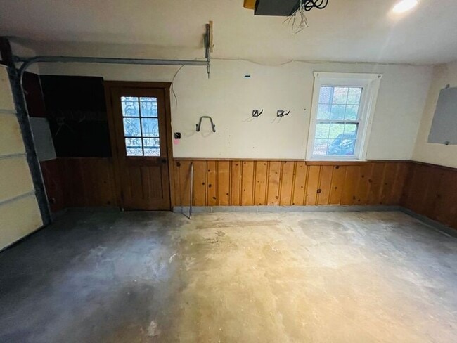 Building Photo - 2010 W 95th St