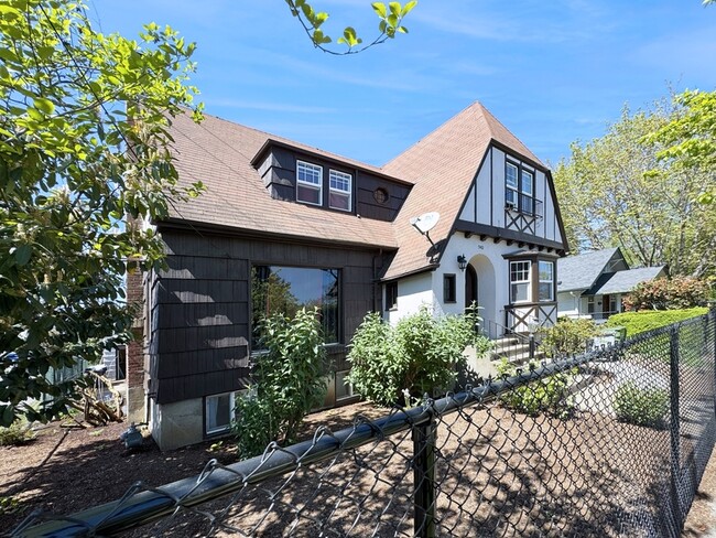 Building Photo - 540 Van Buren St