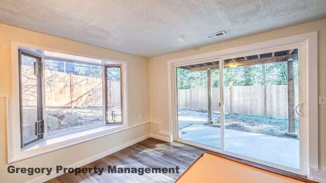 Building Photo - Spacious 5-Bedroom Kirkland Home – Daylight Basement, RV Parking, Quiet Private Drive & Top Schools!