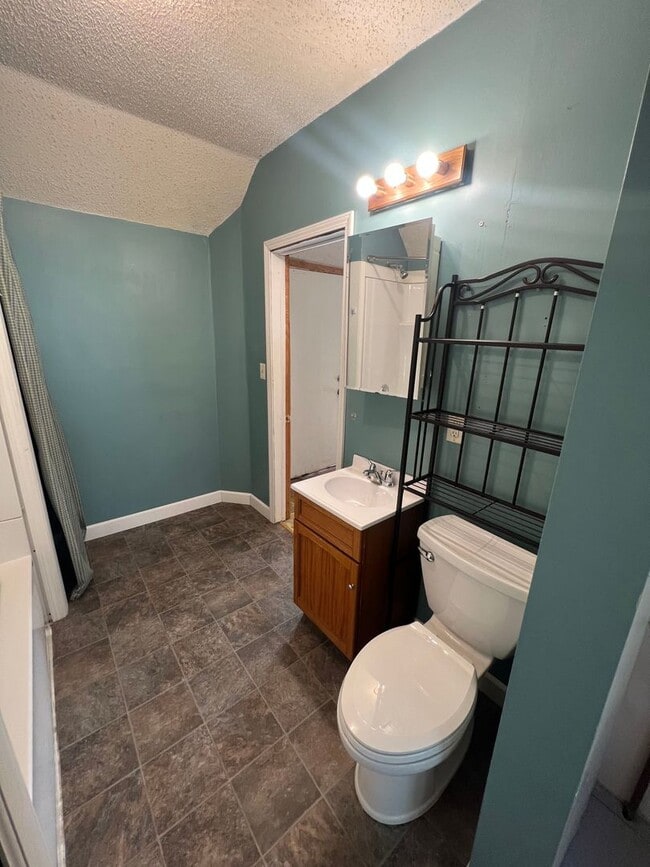 Building Photo - Upper Level 2 Bedroom Apartment - AVAILABLE JUNE