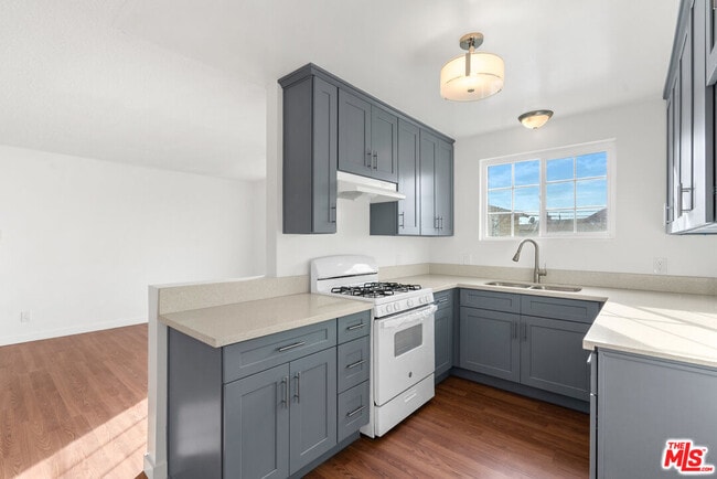 Building Photo - 12325 Oxnard St