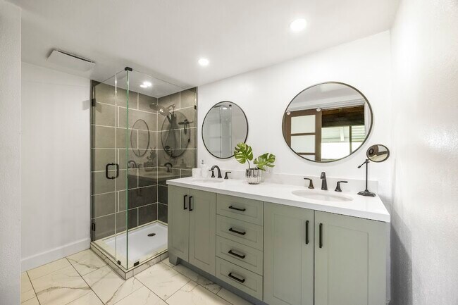 Building Photo - 370 Kawaihae St