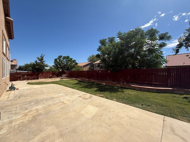 Building Photo - Available Now Palmdale 7 bedrooms !