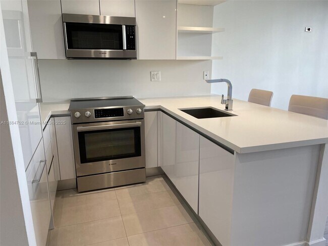 Building Photo - 540 Brickell Key Dr