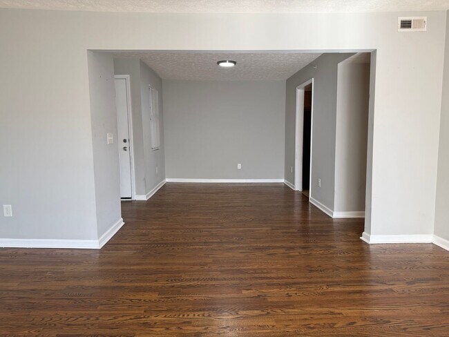 Building Photo - Completely Renovated 2 Bedroom / 2 Bathroom Apartment!