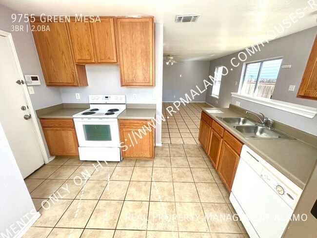 Building Photo - AVAILABLE NOW! 3 Bedroom / 2 Bath Home Nea...