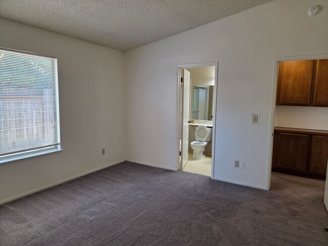 Building Photo - 203 Catalpa Ln