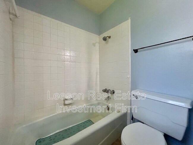 Building Photo - 302 Avenida Dr