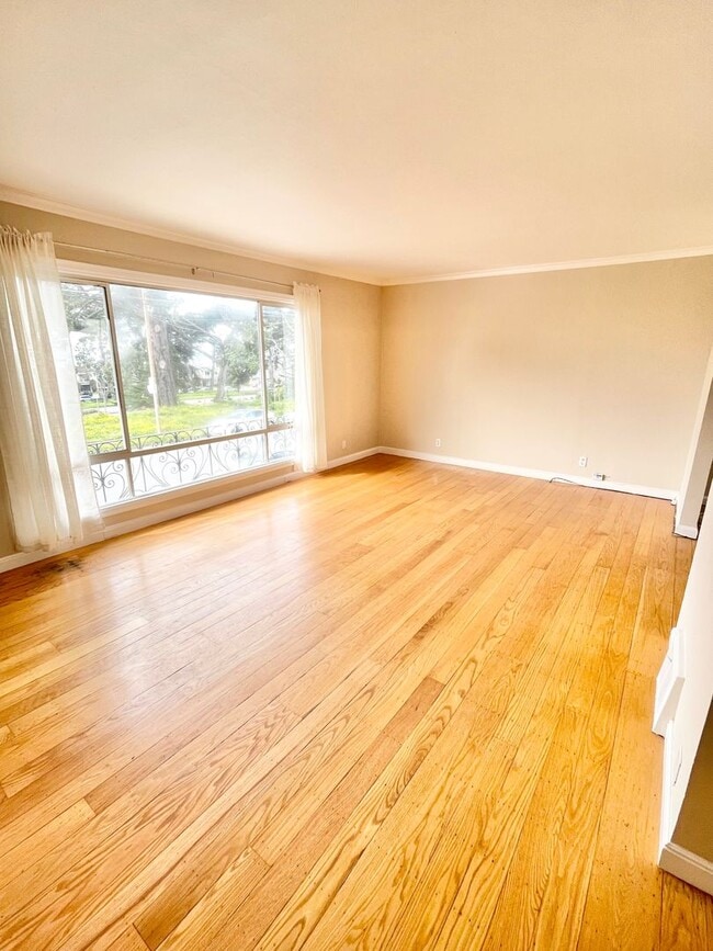 Building Photo - Beautiful 3 Bed / 2 Bath Sunset/Parkside Home!