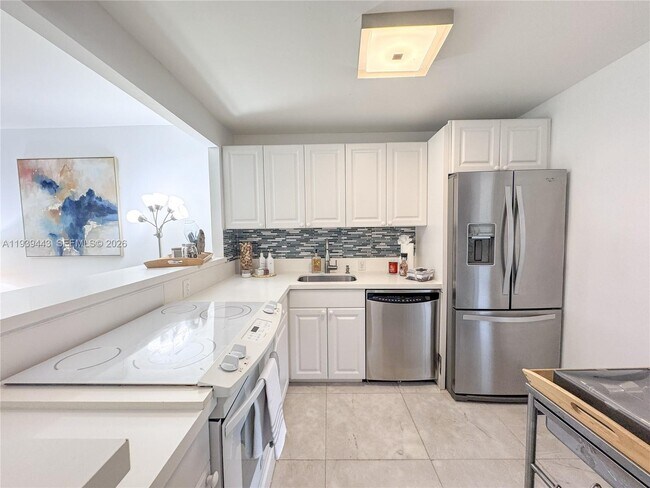 Building Photo - 3301 N Country Club Dr