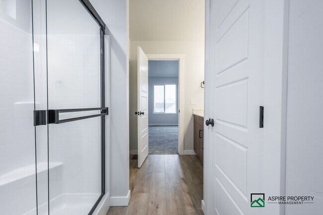 Building Photo - BRAND NEW 4 Bed 2.5 Bath Home