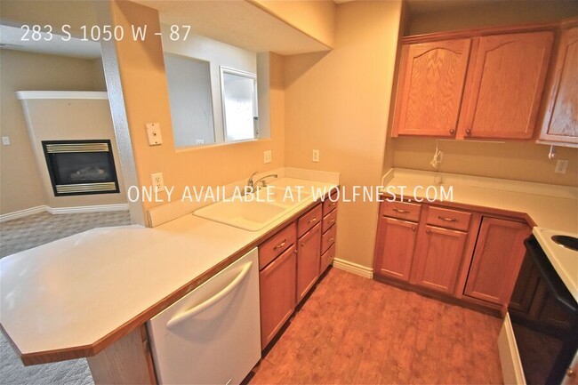 Building Photo - Fantastic 3 Bed Provo Condo! No Deposit Op...