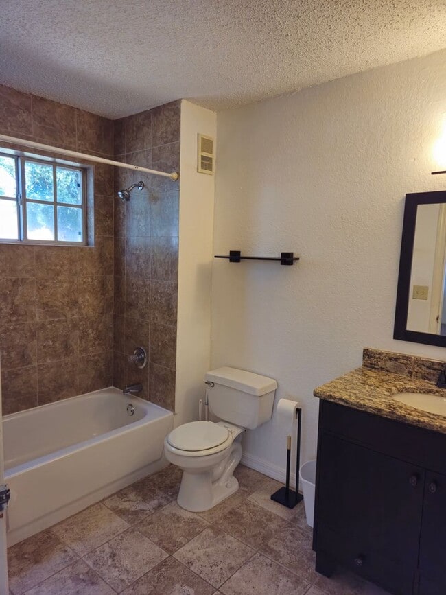 Building Photo - Updated 3BR/3BA condo in Windsor Condomini...